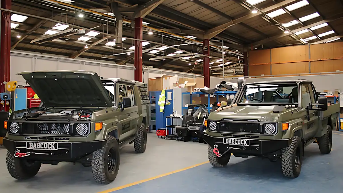Land Rover do Exército Britânico será substituído após 70 anos por veículo baseado na Toyota Hilux
