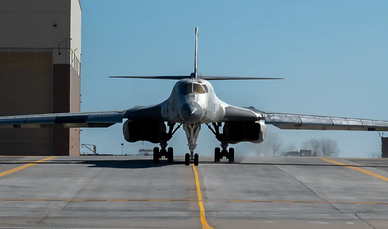 B-1B Lancer volta do cemitério de aviões: USAF reverte aposentadoria e mantém bombardeiro na frota até 2037