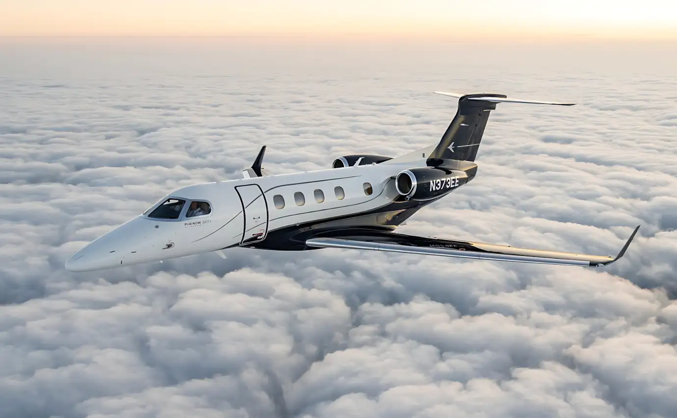 Embraer lança Phenom 300EV com pouso automático de emergência e 195 kg a mais de carga útil