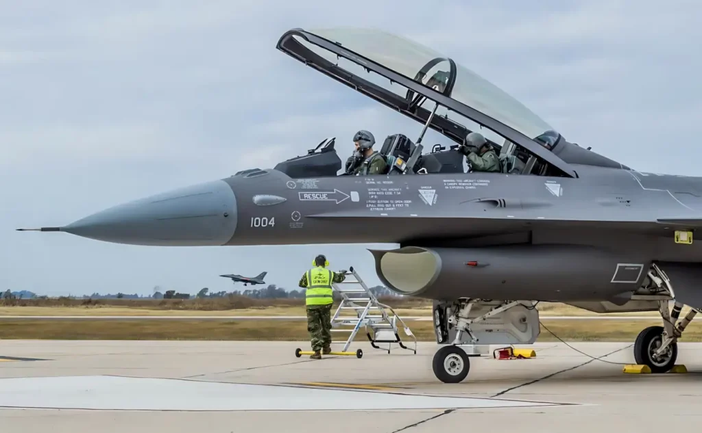 Primeiros voos solo nos caças F-16 marcam nova fase da Força Aérea Argentina
