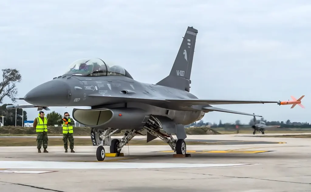 Primeiros voos solo nos caças F-16 marcam nova fase da Força Aérea Argentina